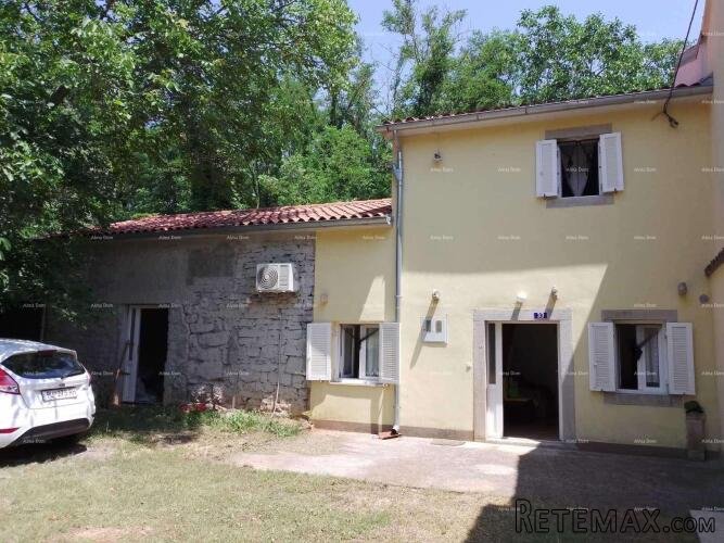 Prodaja kuće sa dvorištem i velikim zemljištem, Barban