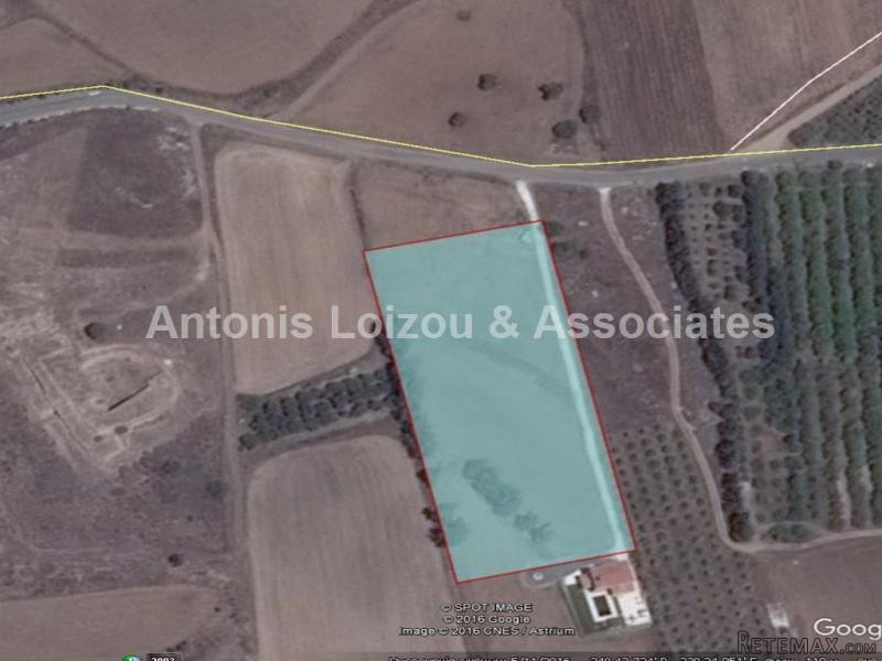 11,053 m2 residential field in Kouklia..