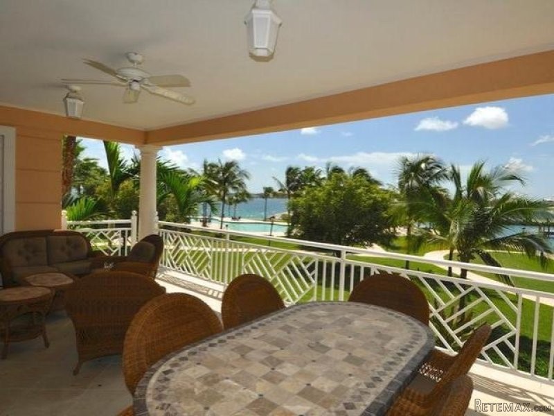 Apartment/townhouse - This elegant..