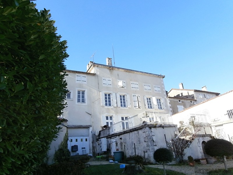 Late 17th Century Prestigious House.. - 2