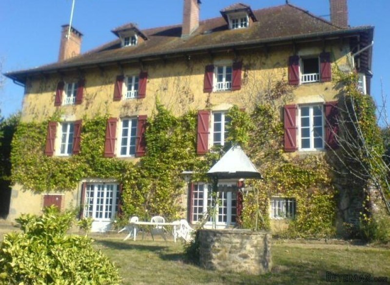 Manor house, guest house, stables and..