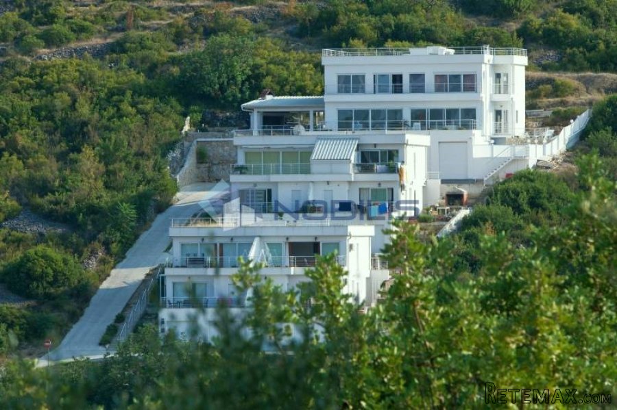Vis - kuća 300 m2 + 1.700m okućnica + bazen - 2