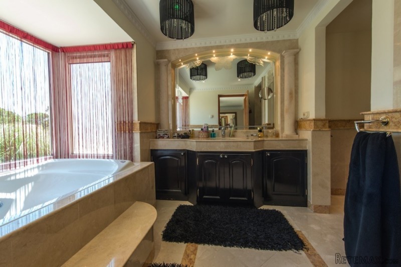 Beautiful South Facing Golf Valley Villa