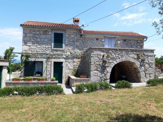 KAMENA KUĆA ZA ODMOR S BAZENOM