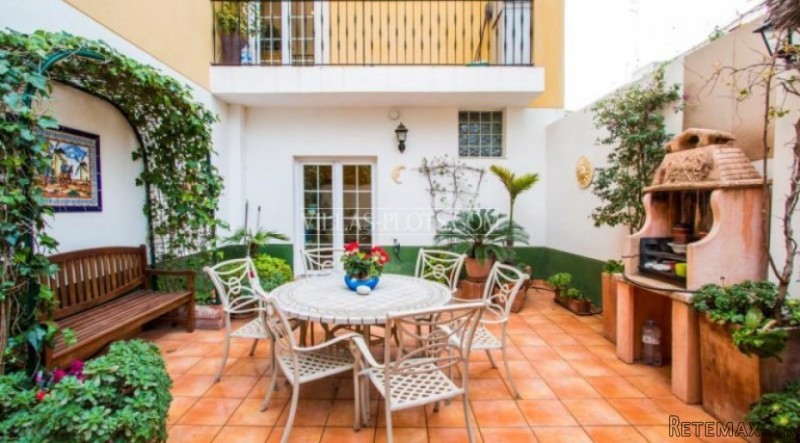 V1480 - Spacious Townhouse, 4 Bedrooms..