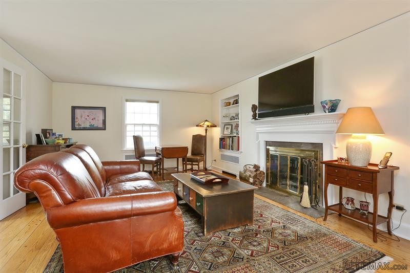 3 bedroom House For Sale: 7 Chalford.. - 2