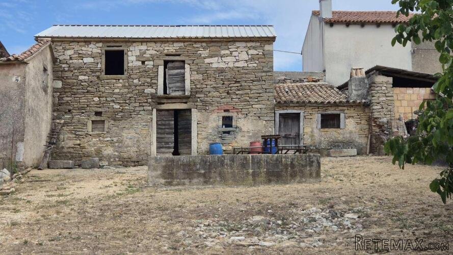 Istra, Motovun, kuća sa dvorištem