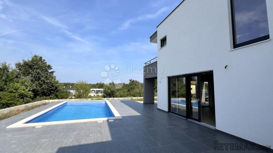 PRILIKA! SPUŠTENA CIJENA! DIVNA VILLA SA BAZENOM, NOVOGRADNJ
