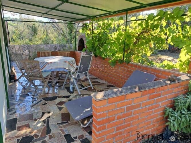 Ždrelac - kuća s okućnicom u mirnom okruženju