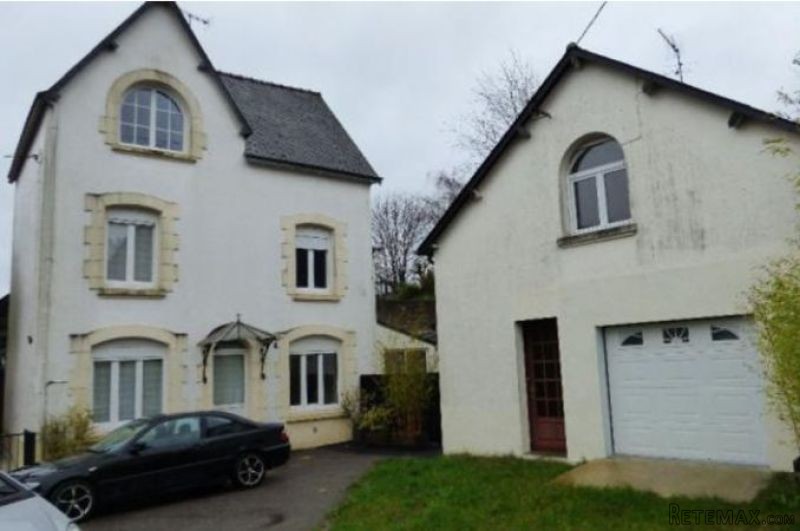 Nice 4 Bedroom House and Guest House