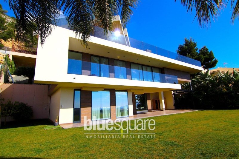 Exceptional villa with 180° Sea view