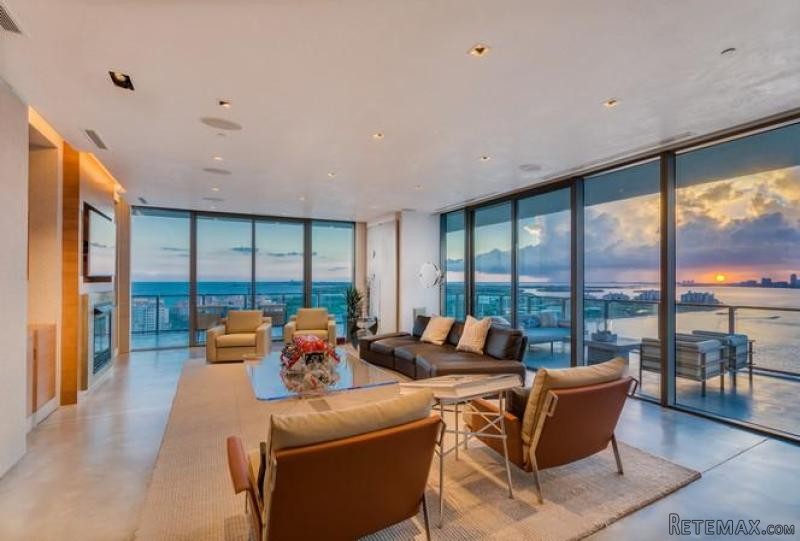 3 bedroom Flat For Sale: 800 S POINTE..