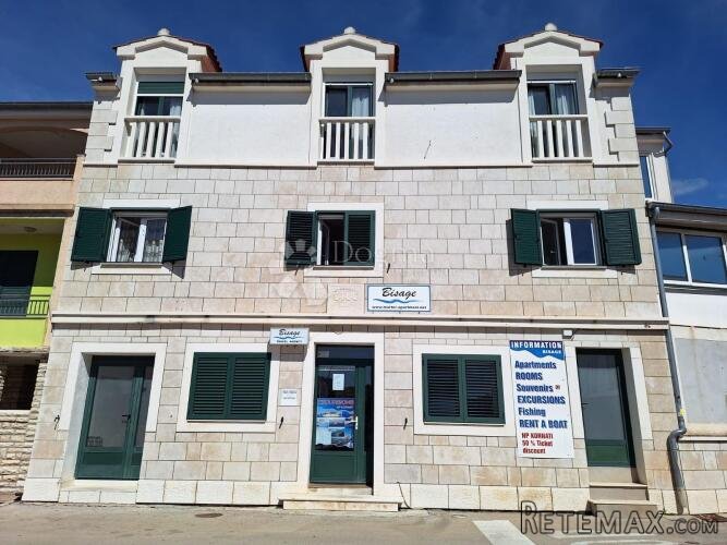 Prostrana kuća u centru Jezera, Murter, 550 m2