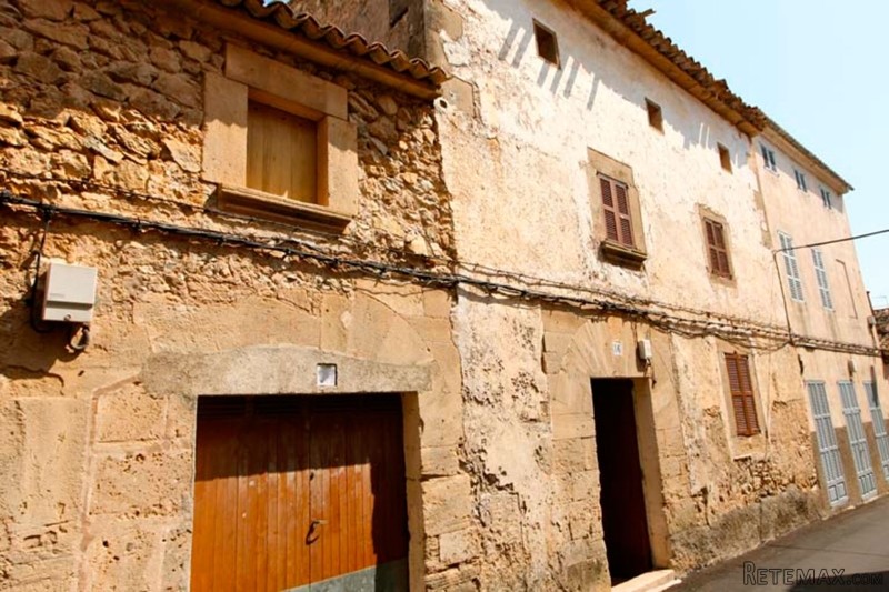 Old town house with a huge garden and a..