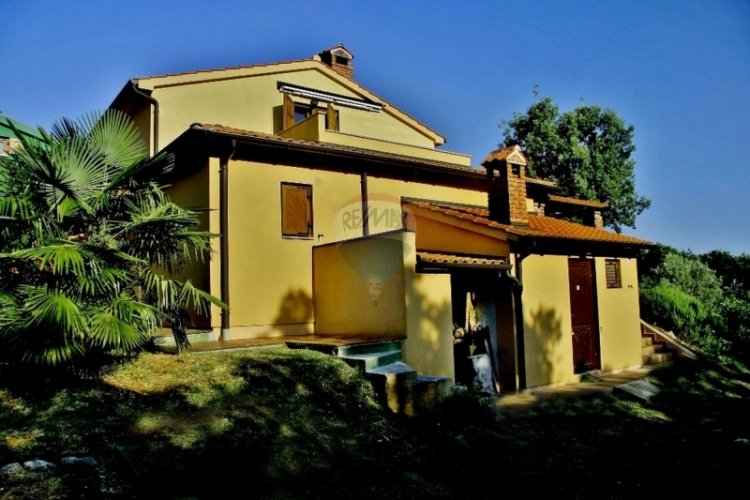 Samostojeća kuća s velikom okućnicom - 4