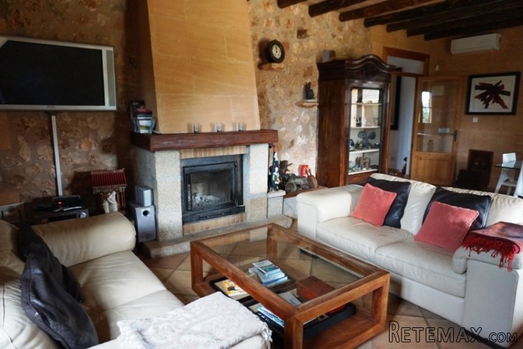 The house is situated on a private road, next to a forested.. - 3