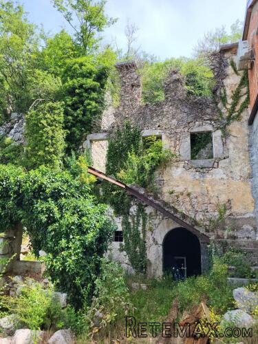 Ruševina s pogledom na more