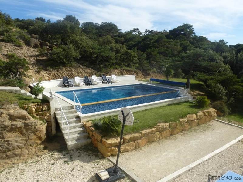 Well Renovated Villa With Apartment..