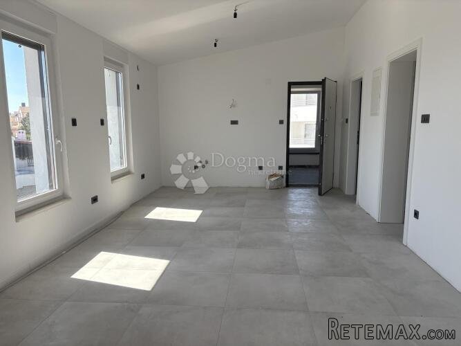 NOVOGRADNJA - APARTMAN U PRIZEMLJU SA OKUĆNICOM