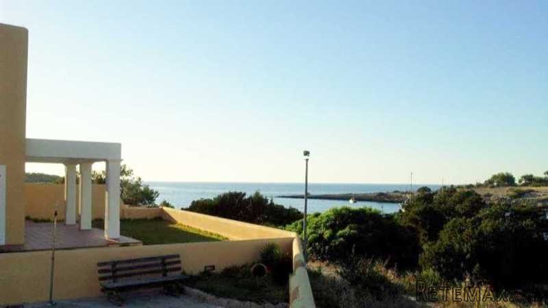 Apartment in a 1st sea line complex..