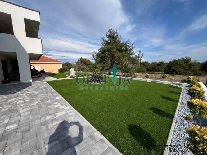 Apartman E2, vrt, južna orijentacija, 450m od mora