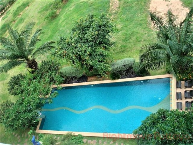 1 Bedroom Condo for sale in Pratumnak -..