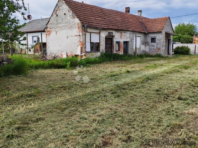 Odlična prilika! Građevinsko zemljište 2.387 m² s kućom u Tr - 2