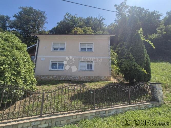 Dvije kuće sa radionom i pomoćnim objektom nadomak Sv. Križa