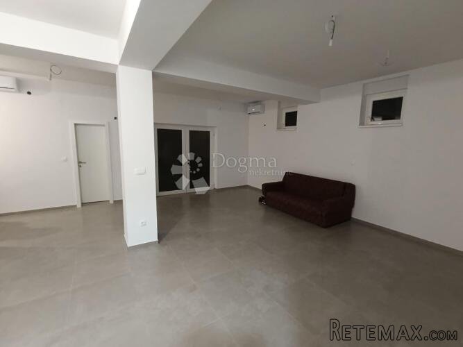 Prostrani apartman u Mandrama