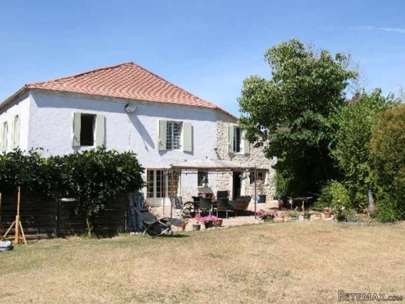 Large Townhouse Comprising 7 Bedrooms 5..
