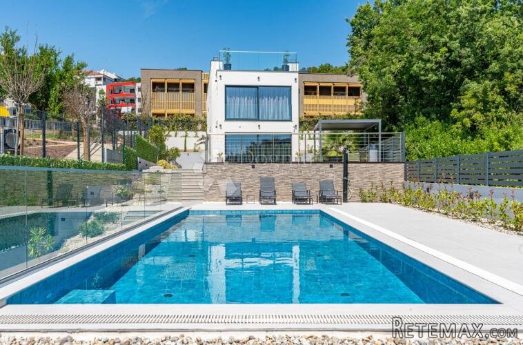 Samostojeća moderna vila sa bazenom