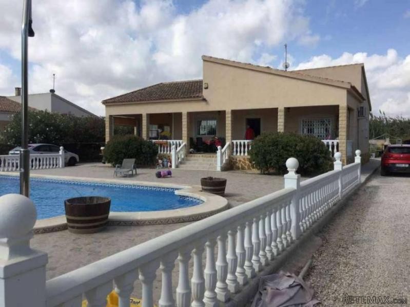 4 bedroom villa with pool and guest..