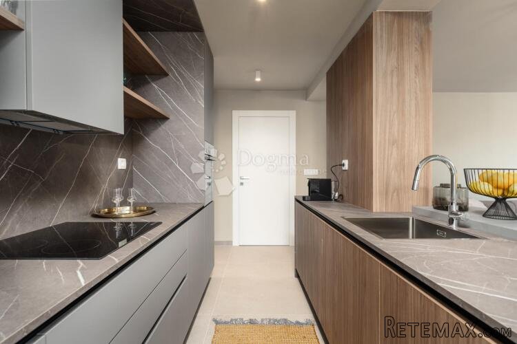 ELEGANTNA VILA SA BAZENOM, 3 STAMBENE JEDINICE 1KM OD MORA! - 2