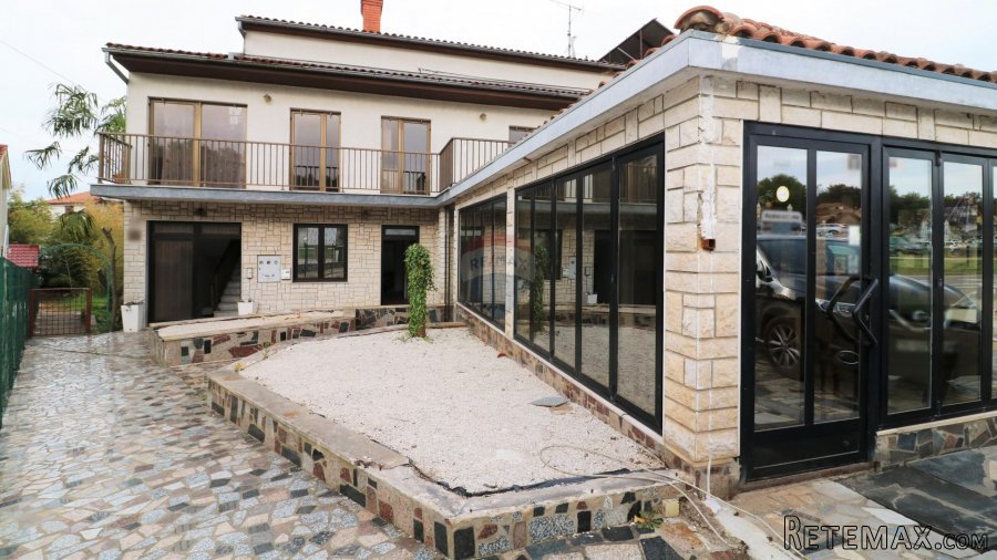 FUNTANA- kuća s poslovnim prostorom i 4 stambene jedinice - 2