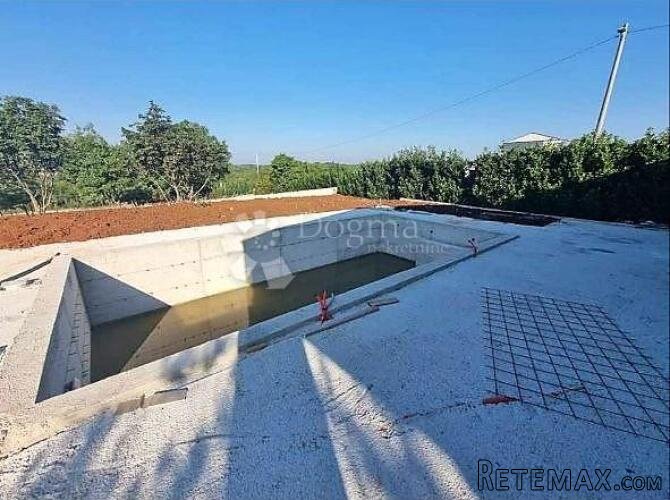 PREKRASNA PRIZEMNICA SA BAZENOM, NEDALEKO MORA - 2
