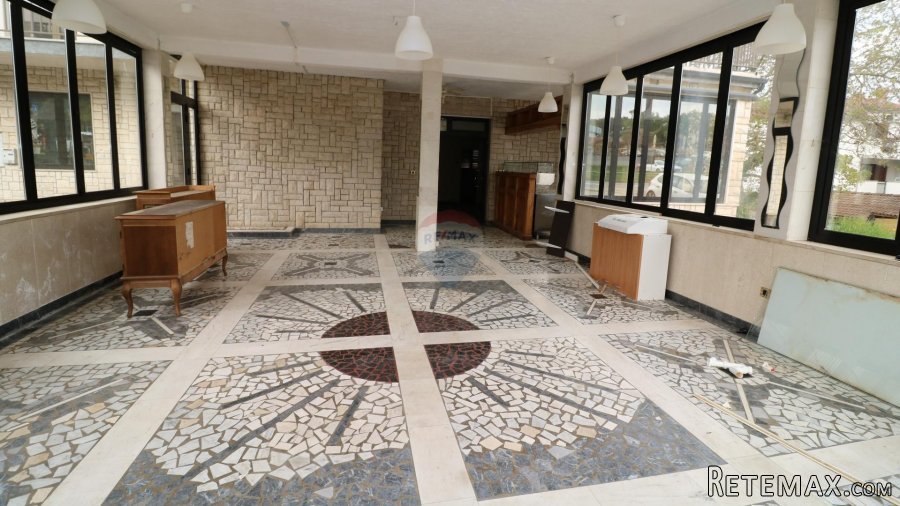 FUNTANA- kuća s poslovnim prostorom i 4 stambene jedinice - 3