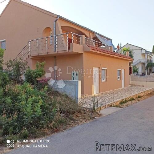Prodaja kuće 80m od mora, 6 apartmana