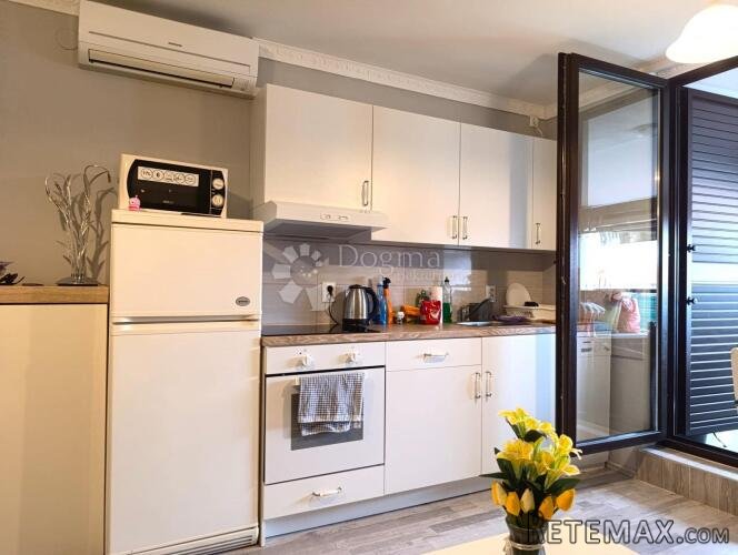 Duga uvala – lijep apartman s velikom terasom 150 m od mora
