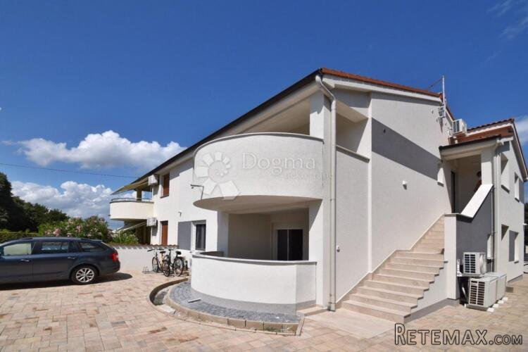 PRILIKA - DVA STANA + KATEGORIZIRANI STUDIO APARTMAN!