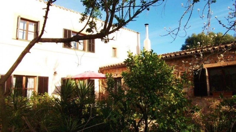 Romantic rural property with guest..