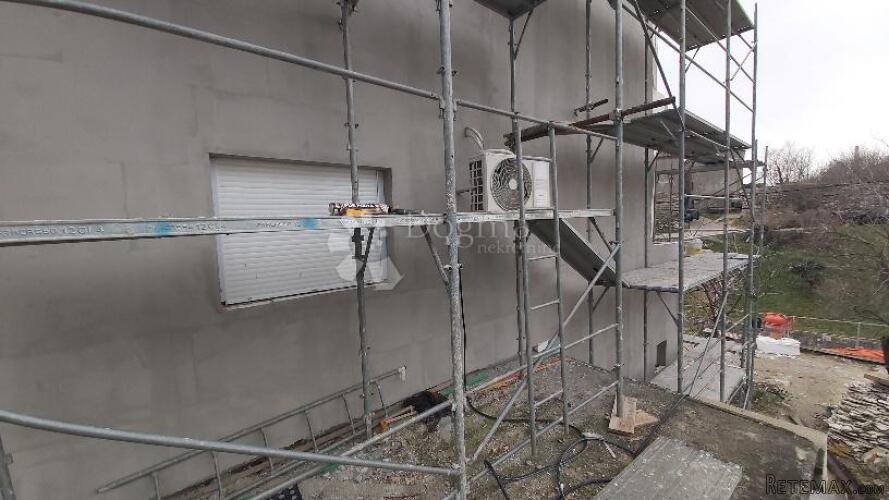Započeta rekonstrukcija, kuća s tri stana - 2