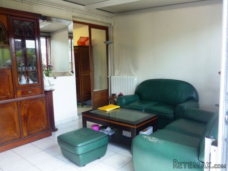 4 Bedroom Suburbian House For Sale - 2
