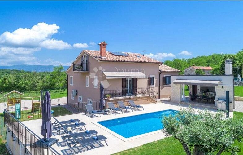 PREKRASNA VILLA SA BAZENOM, LJETNOM KUHINJOM I DJEČJIM IGRAL