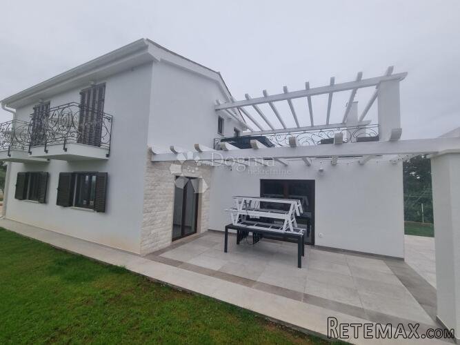 NOVOIZGRAĐENA VILA U OKOLICI BARBANA NA BREŽULJKU S OTVORENI - 2