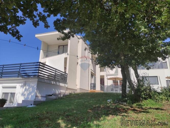 Poreč, okolica, kuća sa pet stambenih jedinica i pogledom na