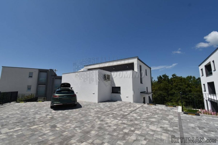 Apartman u novogradnji! Njivice!!