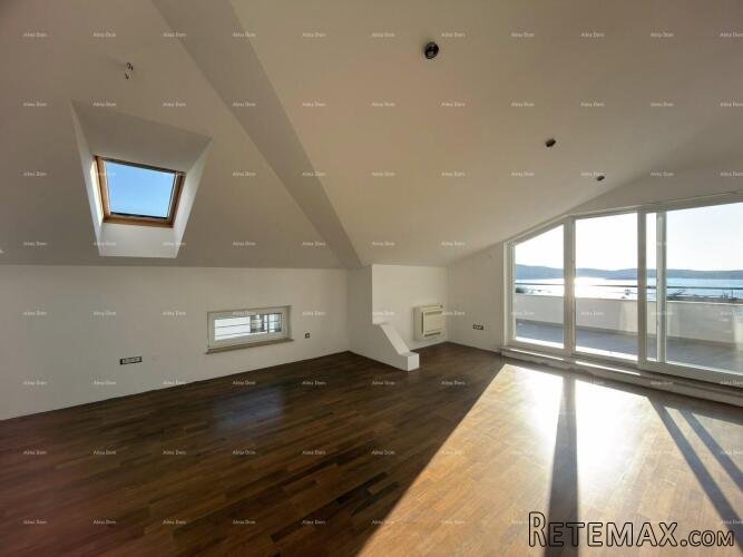MEDULIN – penthouse s otvorenim pogledom na more, 150 m od o.. - 2
