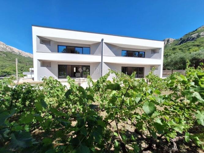 NOVOGRADNJA, APARTMAN U PRIZEMLJU SA OKUĆNICOM OD 135 M2