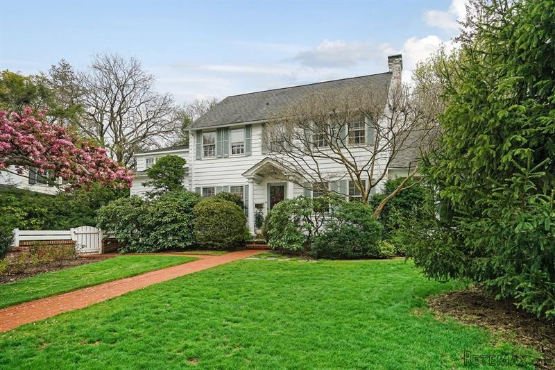 4 bedroom House For Sale: 12 Mohawk..