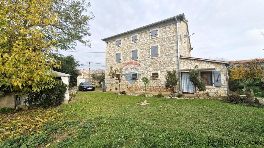 Poreč, šira okolica- renovirana istarska kuća, 194 m², 900 m